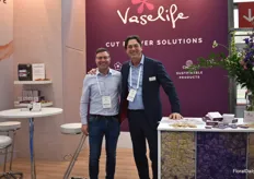 Onno Böcker and Nick MacDonald presenting the Vaselife products. “We are the first company that has a range of 100 procent recyclable or compostable packaging for all our product range.”